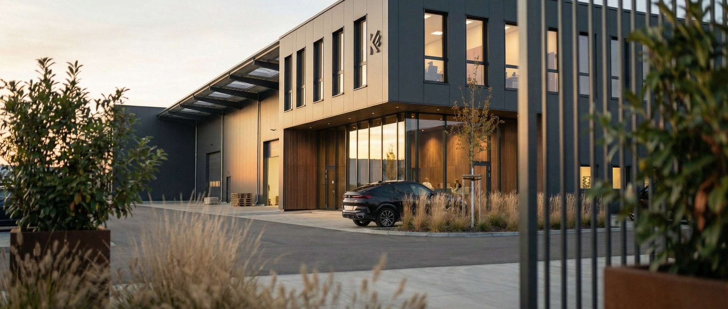 KERNWERK Elektro – Außenansicht des Neubaus im Gewerbegebiet, Designoffice für Mittelstandsbetriebe mit Deep Walnut Massivholz-Interior