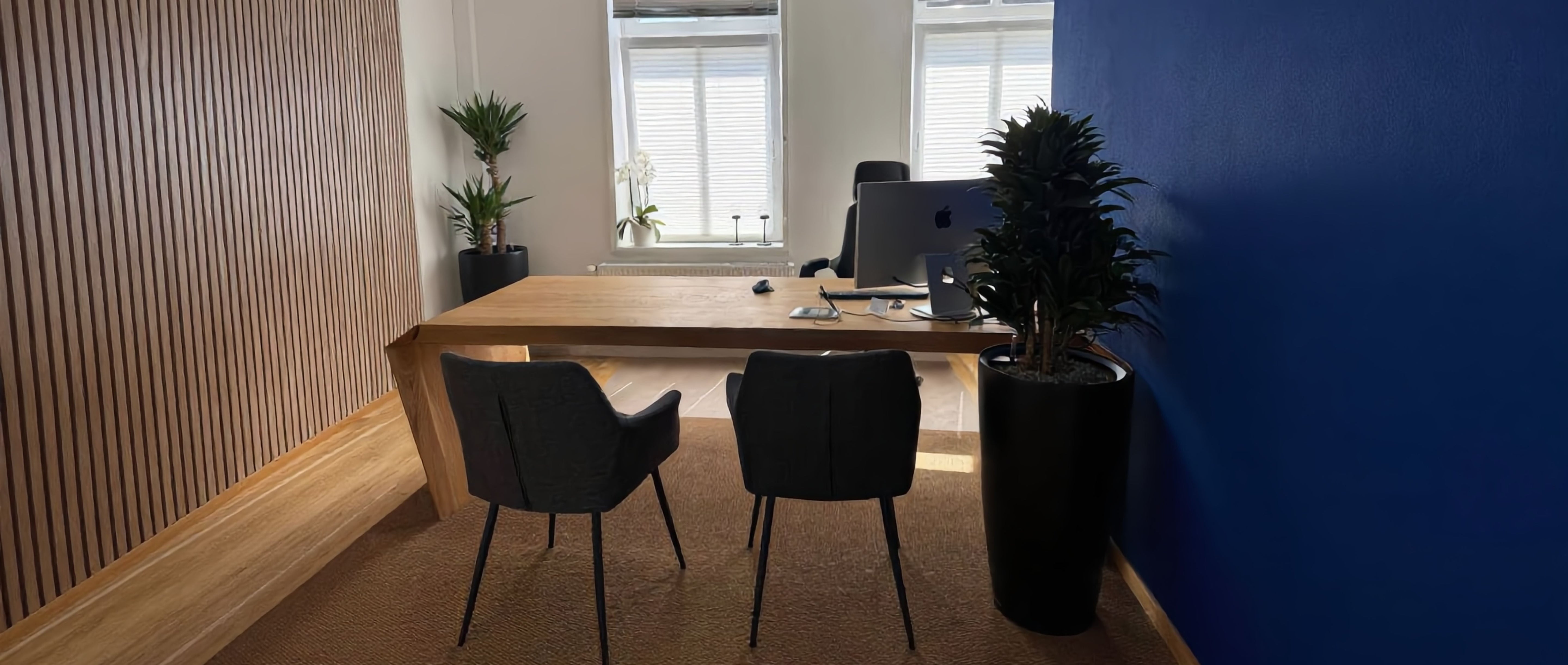 Premium Beratungsplatz für Finanzdienstleister: DeskPRO Schreibtisch aus Eiche mit integriertem Kabelmanagement im Office