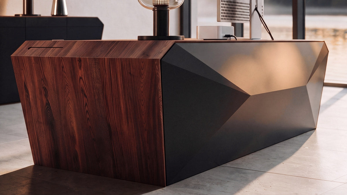 Schreibtisch DeskPRO in Deep Walnut mit facettierter schwarzer Sichtblende SaphirSHIELD bis zum Boden