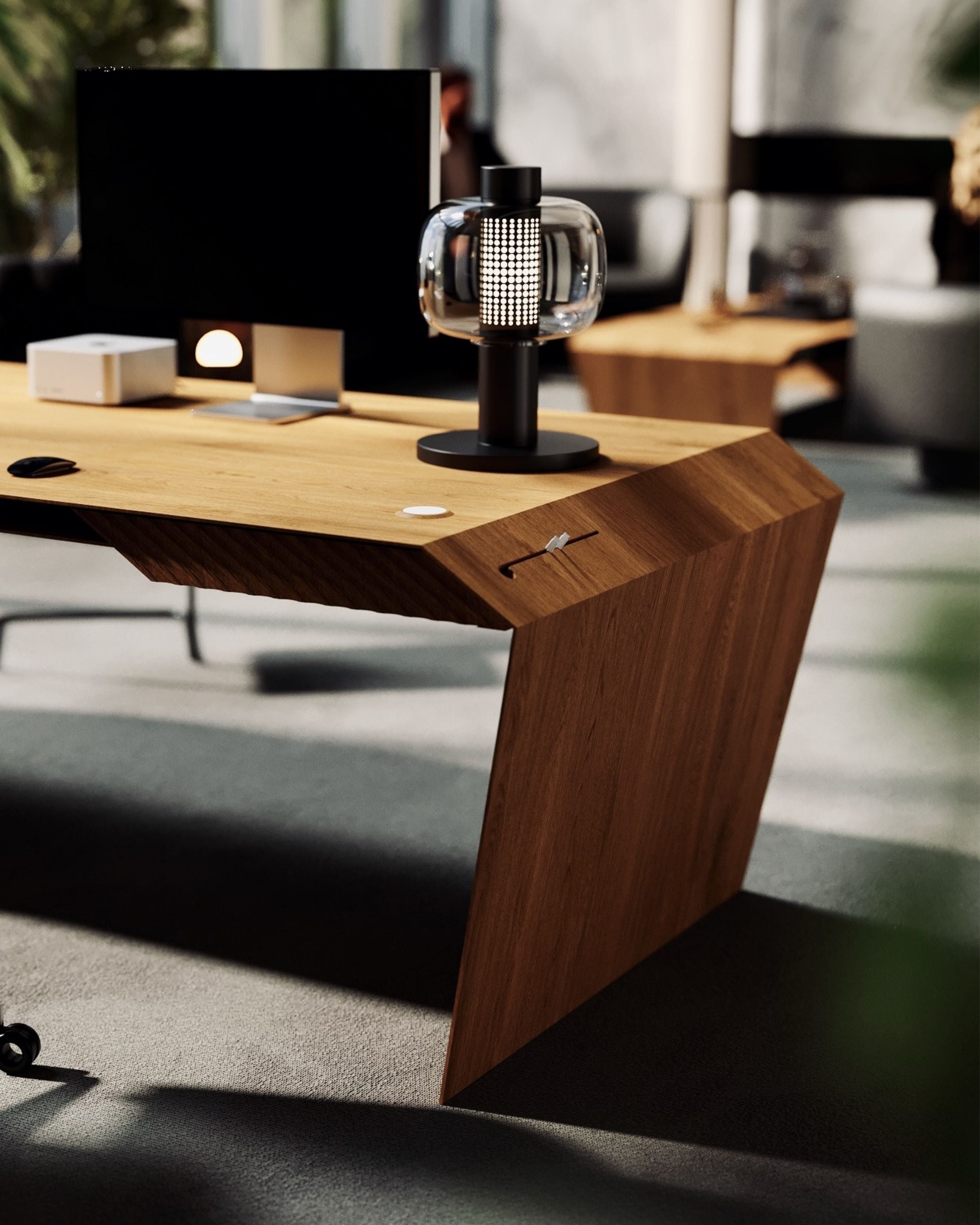 EDELHOLZ DeskPURE Schreibtisch in Deep Walnut mit seitlichem Kabeldurchlass, Tischlampe und Studio Display im Office-Render