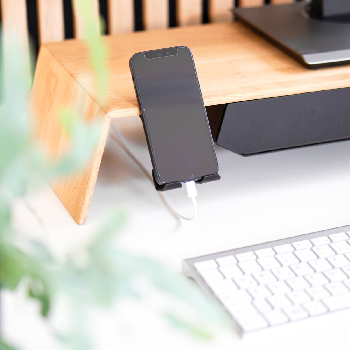 INTELLIGENTES DESIGN: Ausparung für Ladekabel und Swipe-Gesten