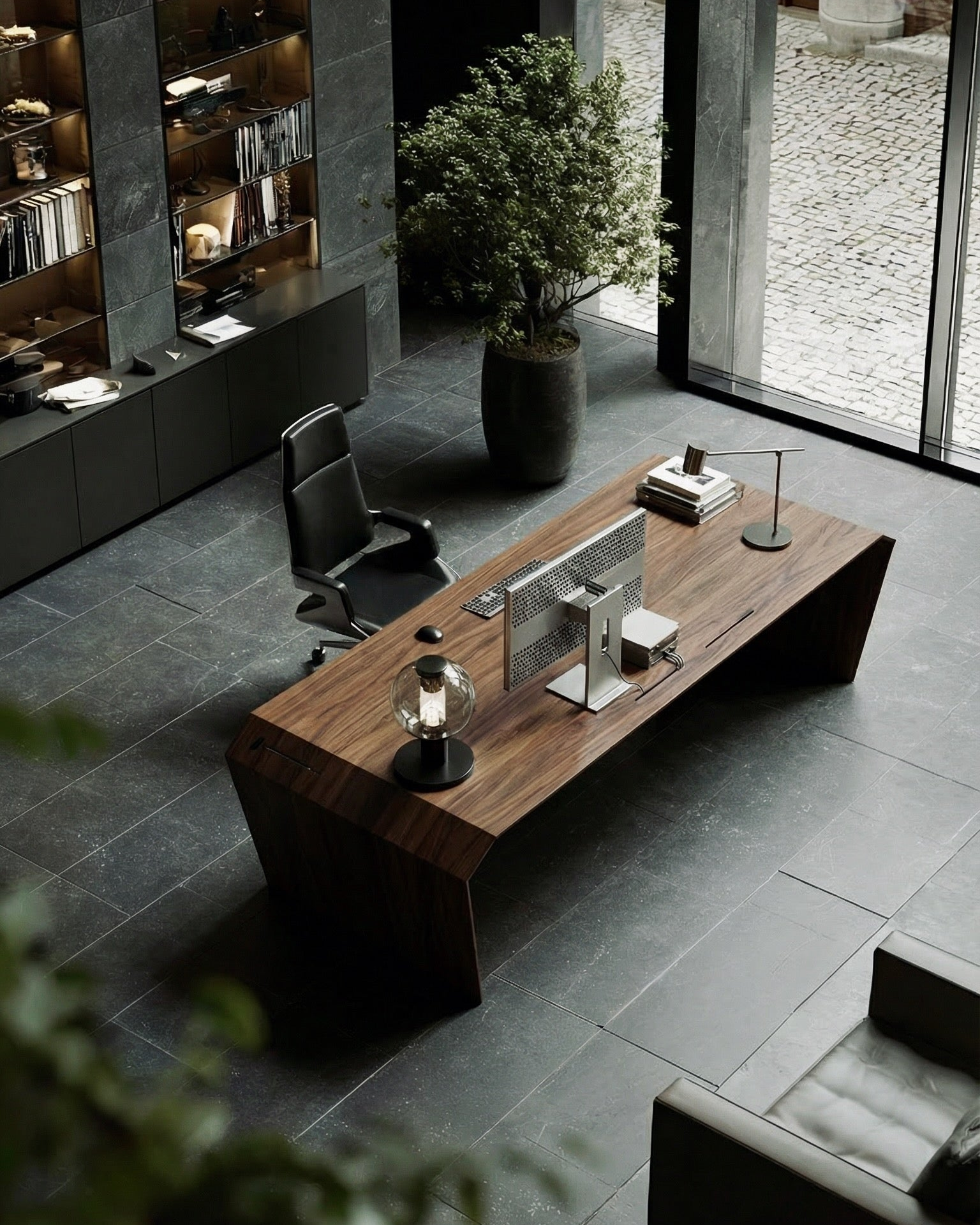 Premium Executive-Schreibtisch aus Deep Walnut Massivholz im modernen Blackstone Office — repräsentativ, präzise gefertigt, Statement für Macher mit Anspruch.