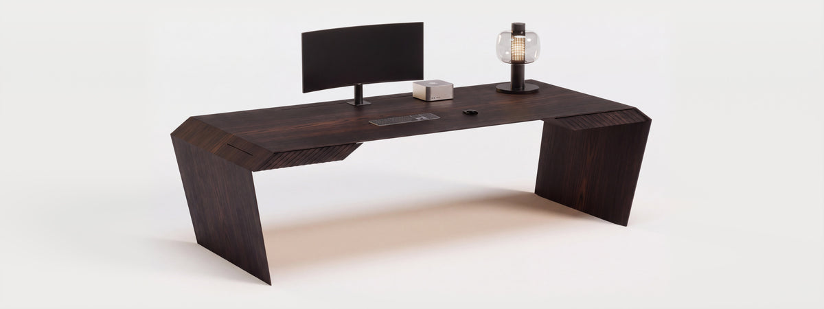 EDELHOLZ DeskPRO Schreibtisch in Smoked Amber Räuchereiche, Studio-Render im Breitformat mit Curved-Monitor, Mac mini und Tischleuchte