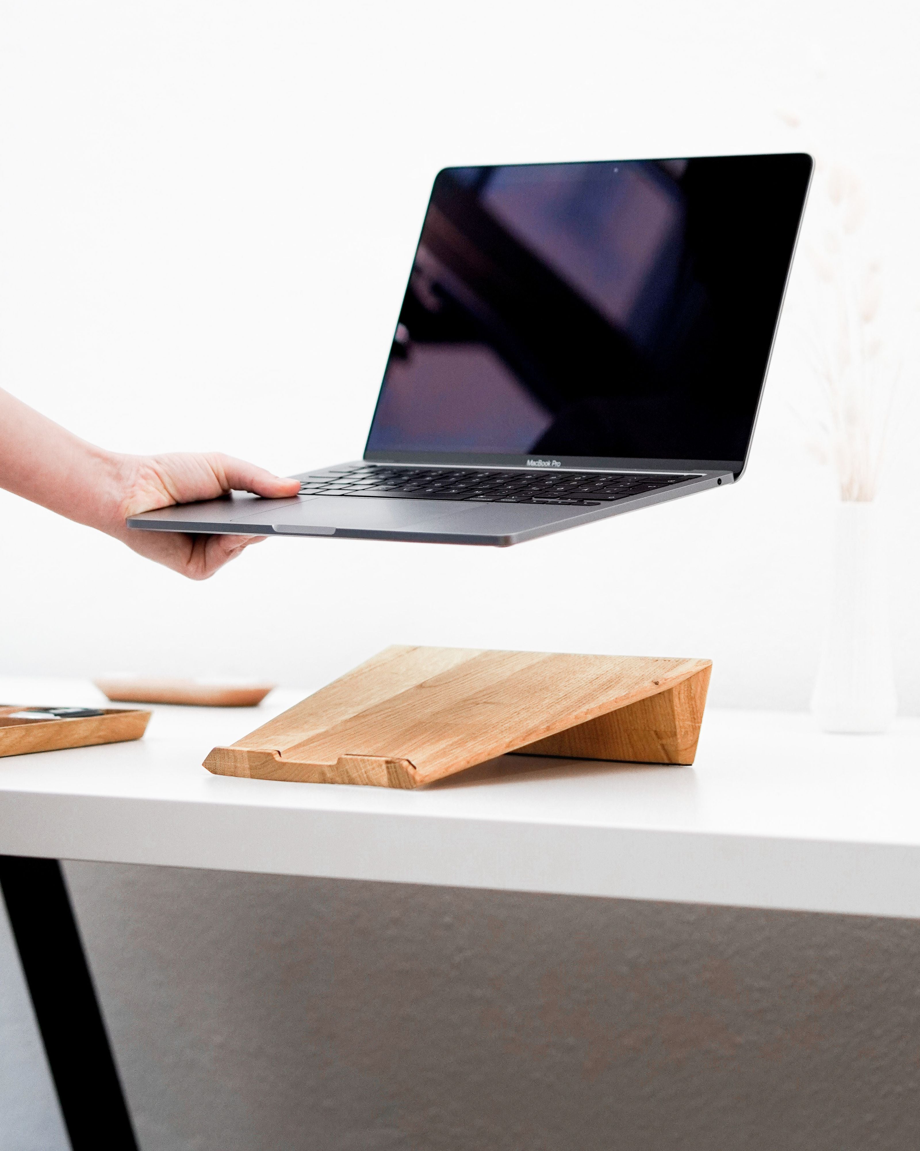 Laptopständer aus Massivholz