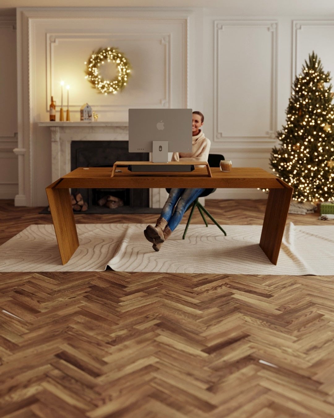 EDELHOLZ DeskPURE Schreibtisch in Eiche in weihnachtlichem Altbau-Wohnraum mit Frau am iMac, Kamin und Christbaum im Studio-Render