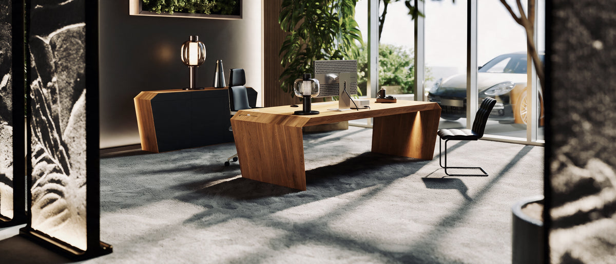 Golden-Timber-Schreibtisch im hellen Büro mit Teppich, Sideboard und Pflanzen