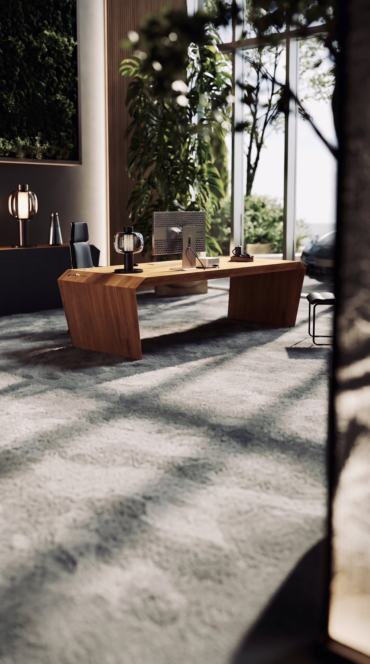 Golden-Timber-Schreibtisch im hellen Büro mit Teppich und Pflanzen