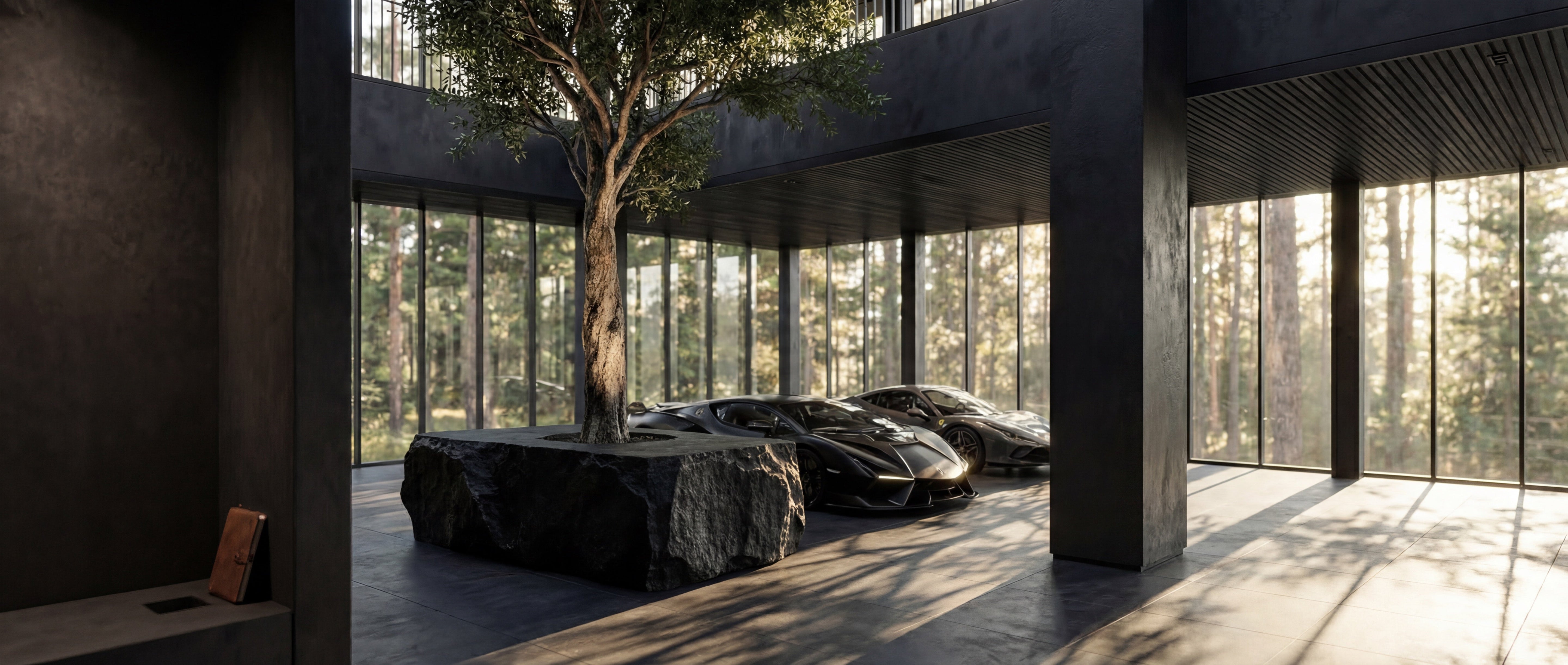 Schwarzwerk Showroom – Supersportwagen im Halbdunkel mit Indoor-Baum auf Steininsel