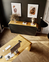 EDELHOLZ StudioPURE Sideboard in Eiche mit DeskPURE Schreibtisch im Altbau-Büro von oben mit abstrakter Kunst und iMac