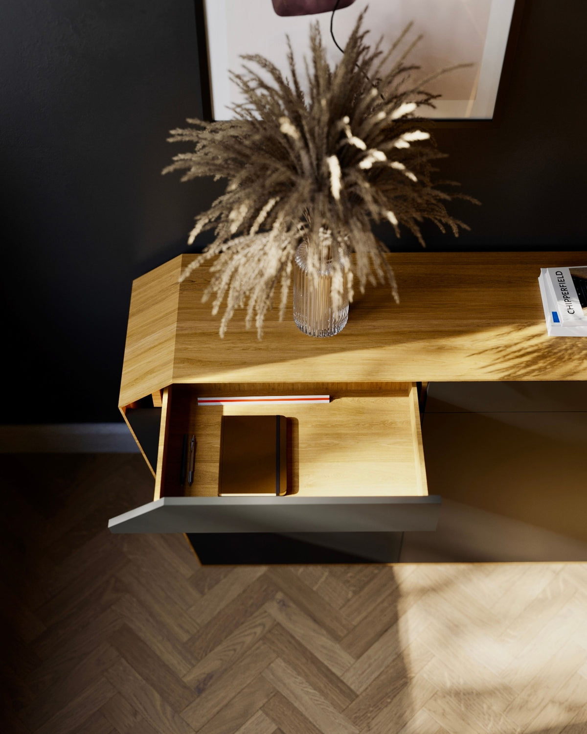 EDELHOLZ StudioPURE Sideboard in Eiche mit geöffneter CenterDRAW Schublade und Pampasgras-Vase im Altbau-Büro