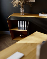 EDELHOLZ StudioPURE Sideboard in Eiche mit offenem Fach und Aktenordnern, davor DeskPURE Tischecke im Altbau-Büro