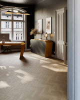 EDELHOLZ StudioPURE Sideboard und DeskPURE in Eiche im hellen Altbau-Büro mit Pampasgras, Kunstdrucken und Designerleuchten