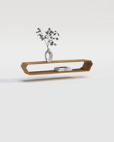 EDELHOLZ ShelfPURE Wandregal aus Eiche mit Vase und Eukalyptus-Zweig sowie Architekturbüchern im hellen Studio-Render