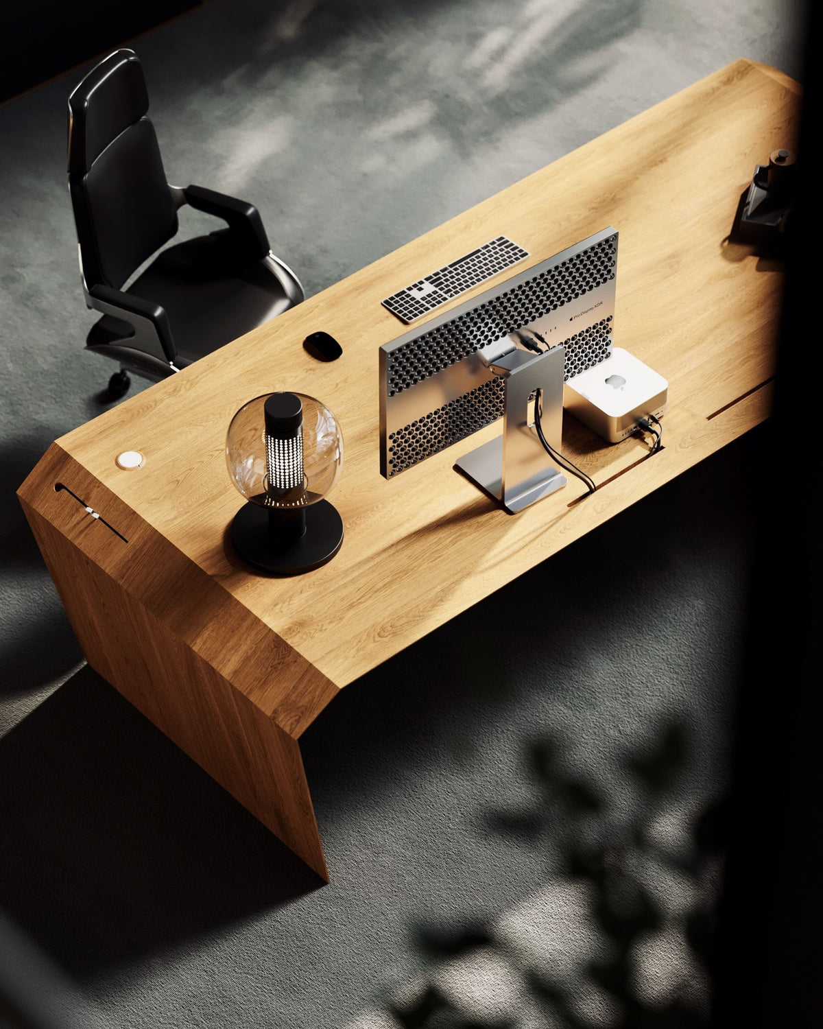 EDELHOLZ DeskPRO Schreibtisch in Eiche mit CenterDRAW Mittelfach, Vogelperspektive auf Monitor, Mac mini und Tischlampe