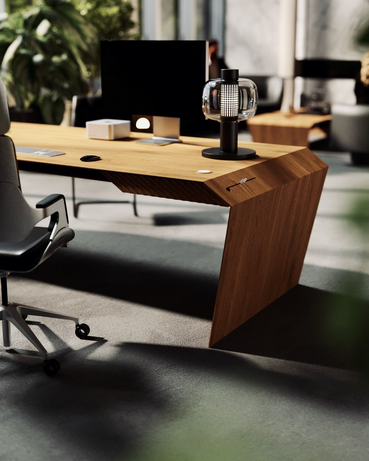 EDELHOLZ DeskPRO Schreibtisch in Eiche mit CenterDRAW Schublade im Loft-Büro mit Bürostuhl und Curved-Monitor – KI-generierte Visualisierung