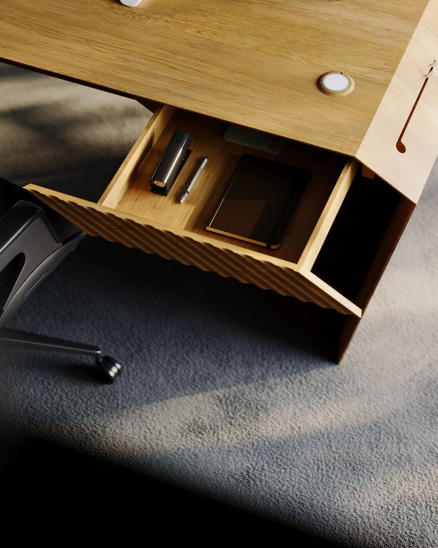 EDELHOLZ DeskPRO Detailaufnahme der ausgezogenen CenterDRAW Soft-Close-Schublade aus Eiche mit Notizbuch, Stiften und USB-Stick
