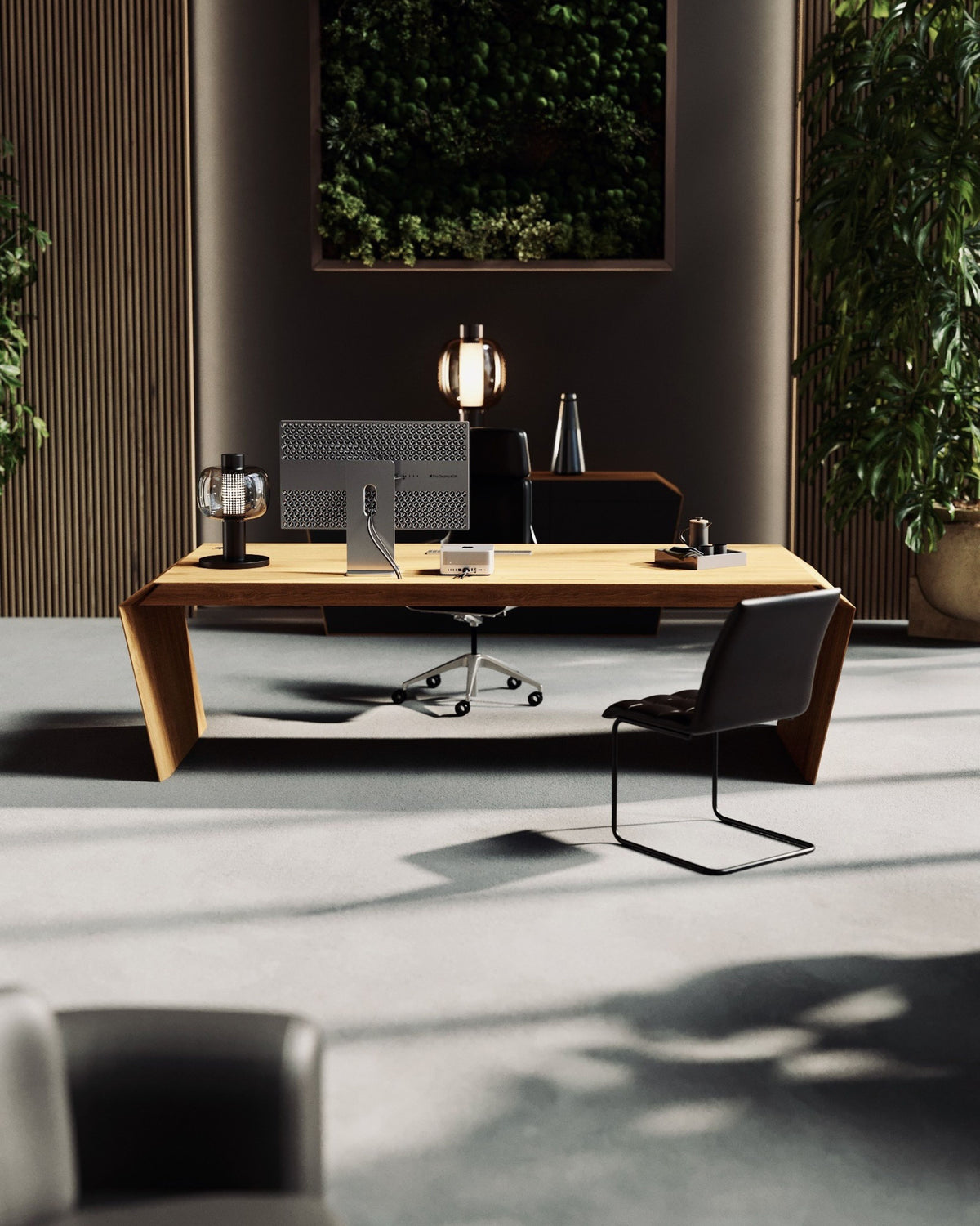 EDELHOLZ DeskPRO Schreibtisch in Eiche mit Curved-Monitor und Tischlampe im Office mit Moosbild, Lamellenwand und Pflanzen
