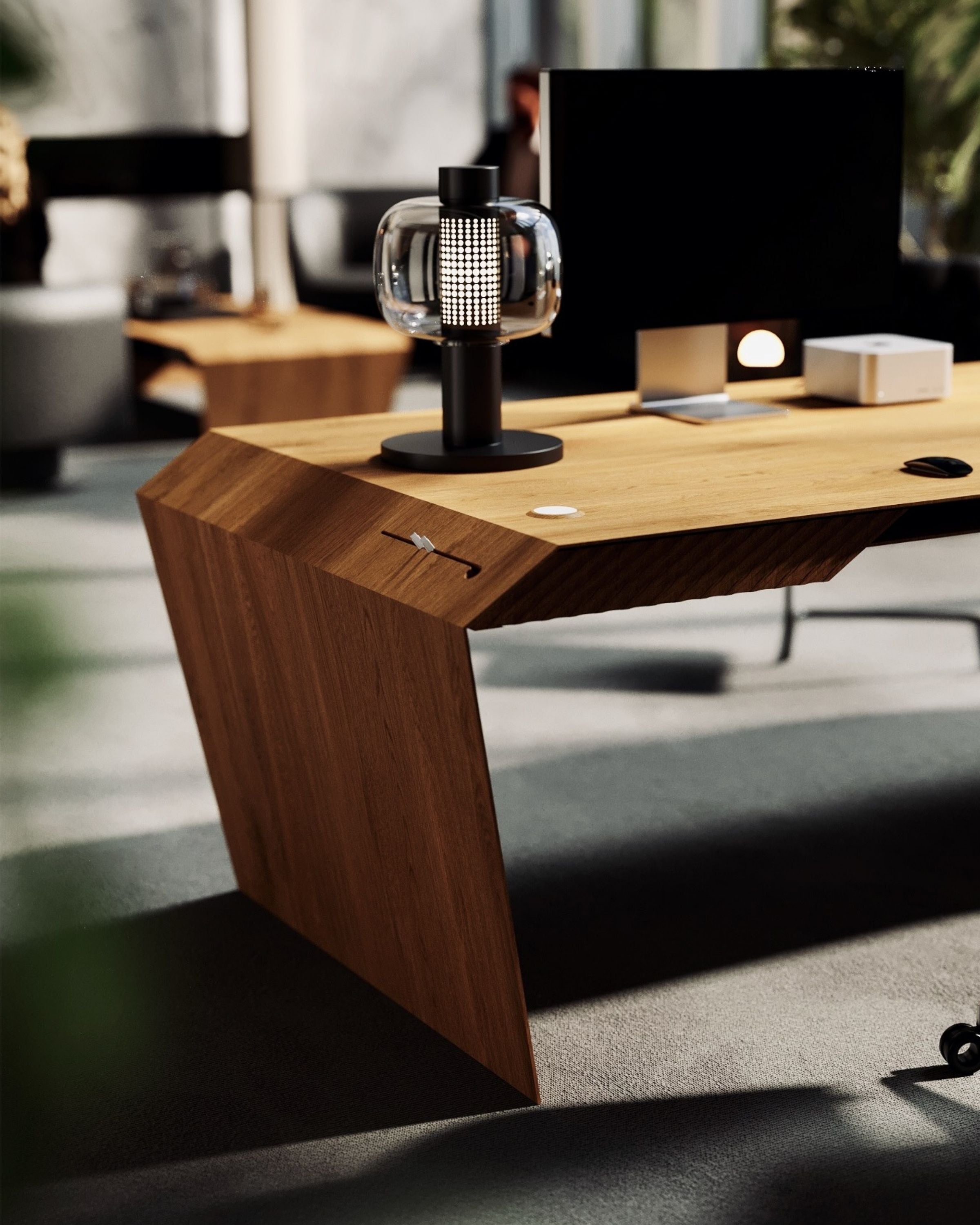 EDELHOLZ DeskPURE Schreibtisch in Deep Walnut, seitlicher Kabeldurchlass im Detail mit Glas-Tischlampe und Apple-Setup