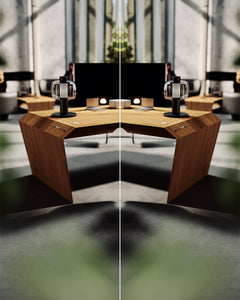 EDELHOLZ ArcPURE Eckschreibtisch in Eiche, Spiegelansicht mit seitlichem Kabeldurchlass, Tischlampe und Monitor im Studio-Render