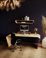 EDELHOLZ DeskPURE Schreibtisch mit ShelfPURE Wandregal in Eiche im dunklen Home Office mit Pampasgras und Kupferlampe