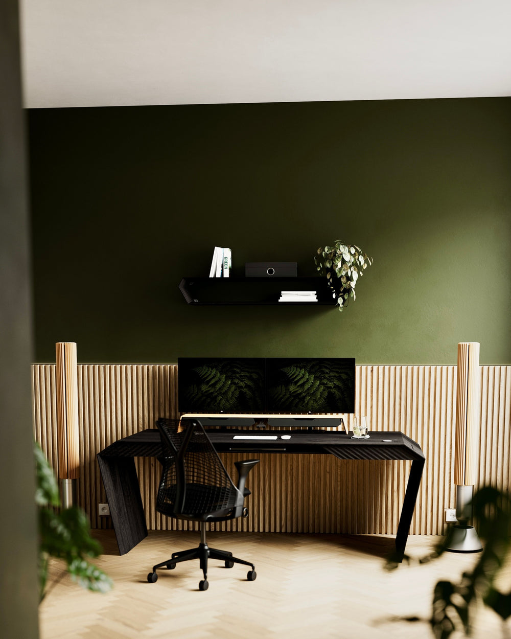 EDELHOLZ DeskPURE Schreibtisch in Midnight Noir mit Dual-Monitor und ShelfPURE im grünen Büro mit Holzlamellen-Wand