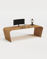 EDELHOLZ DeskPURE Schreibtisch 220 × 100 cm in Golden Timber Eiche, Studio-Render mit Curved-Monitor und Tischlampe