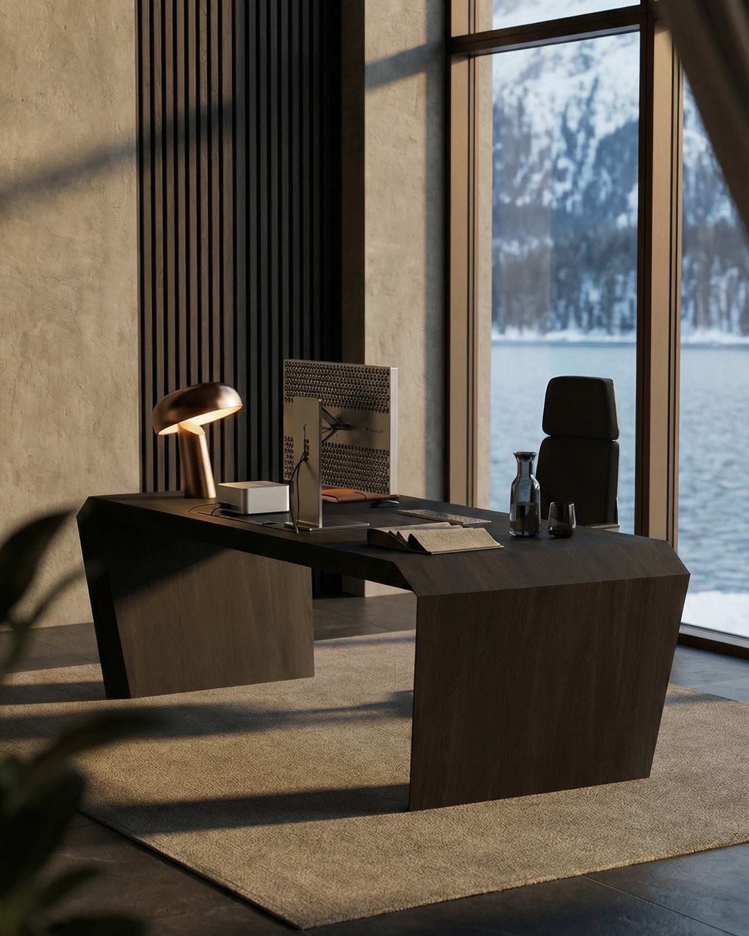 EDELHOLZ Massivholz-Schreibtisch in Midnight Noir in einem Atelier mit Messinglampe und Blick auf einen verschneiten Bergsee.
