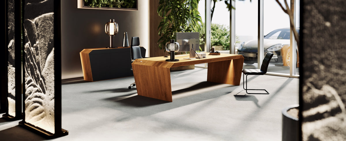 EDELHOLZ DeskPURE Schreibtisch in Eiche mit Sideboard, Bürostuhl und Tischleuchte im offenen Loft-Büro