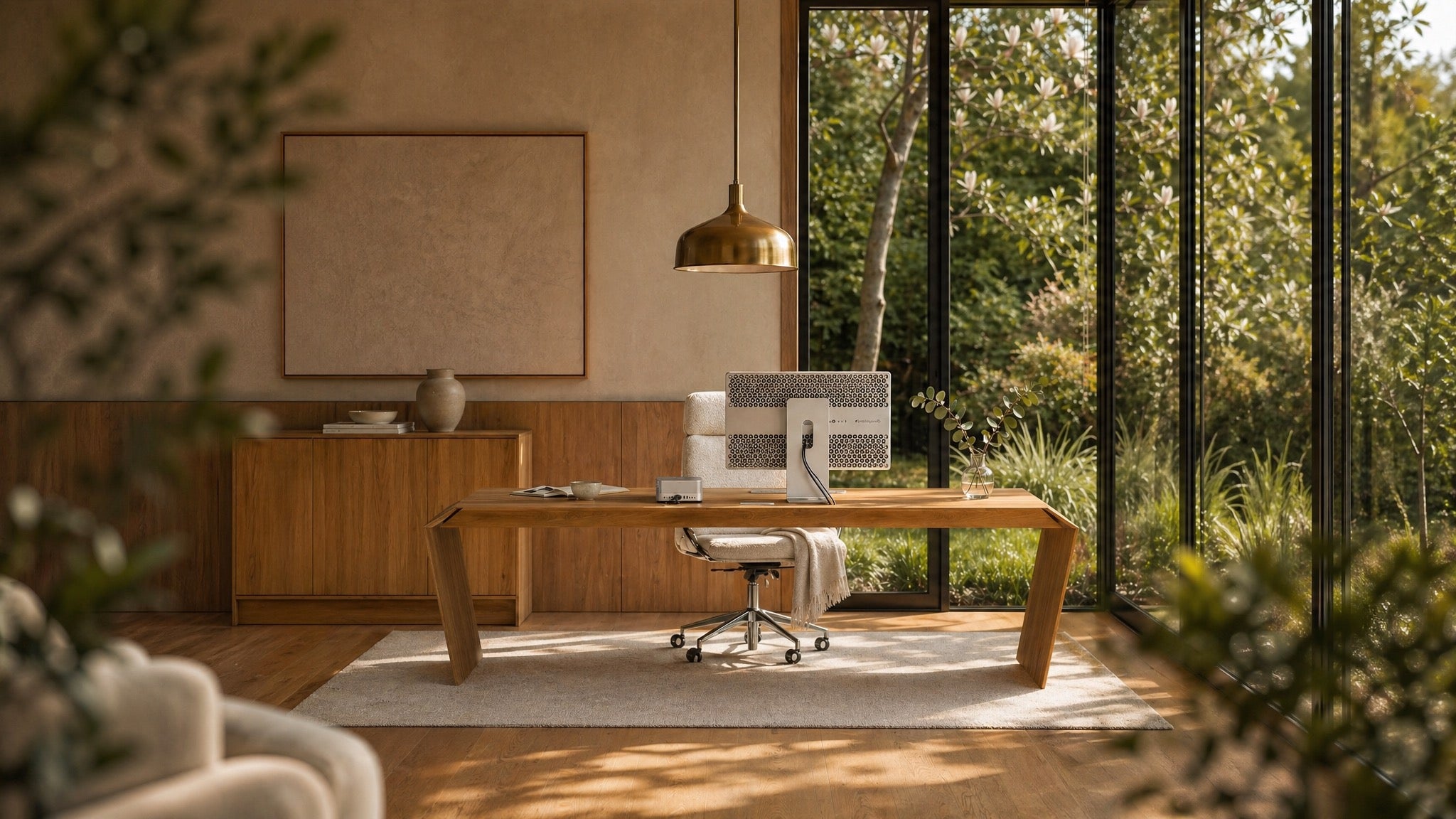 EDELHOLZ DeskPURE Schreibtisch in Golden Timber im wintergartenartigen Home Office mit Pendelleuchte und Garten-Ausblick