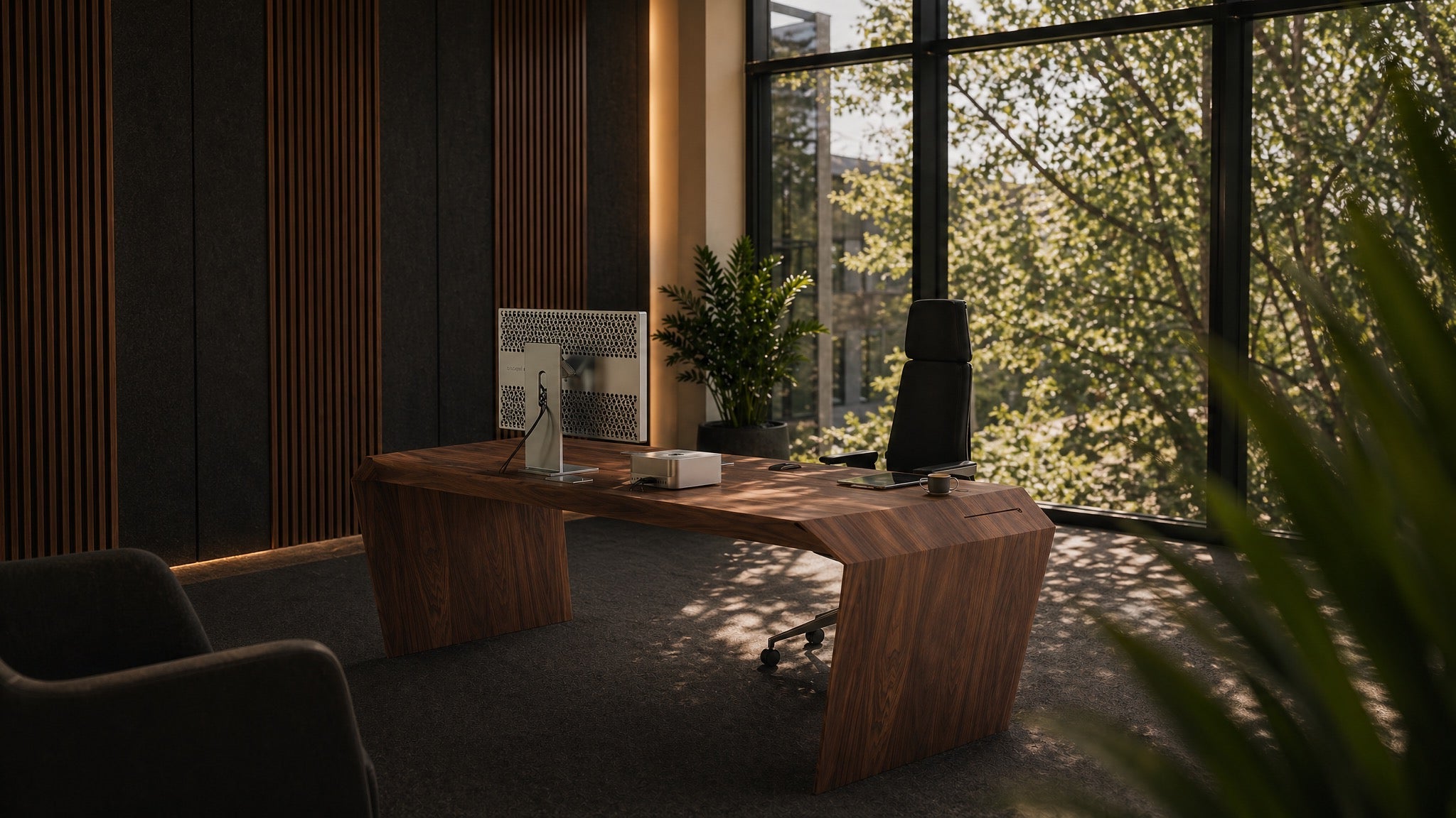 EDELHOLZ ArcPURE Eckschreibtisch in Deep Walnut im modernen Büro mit dunklen Akustiklamellen und großer Fensterfront