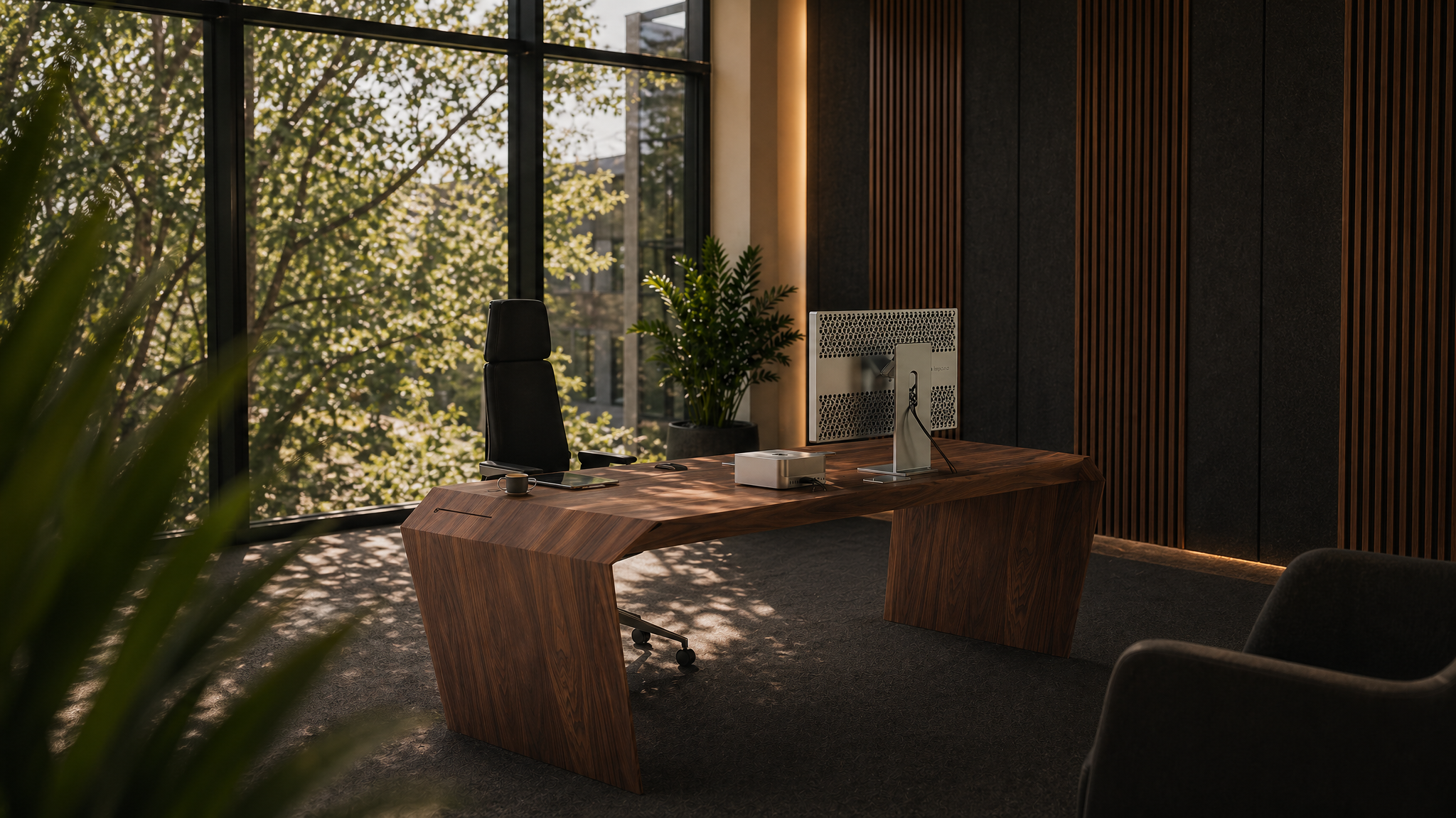 EDELHOLZ Schreibtisch aus Massivholz in eleganter Anwaltskanzlei – Designer-Möbel für selbstständige Unternehmerinnen