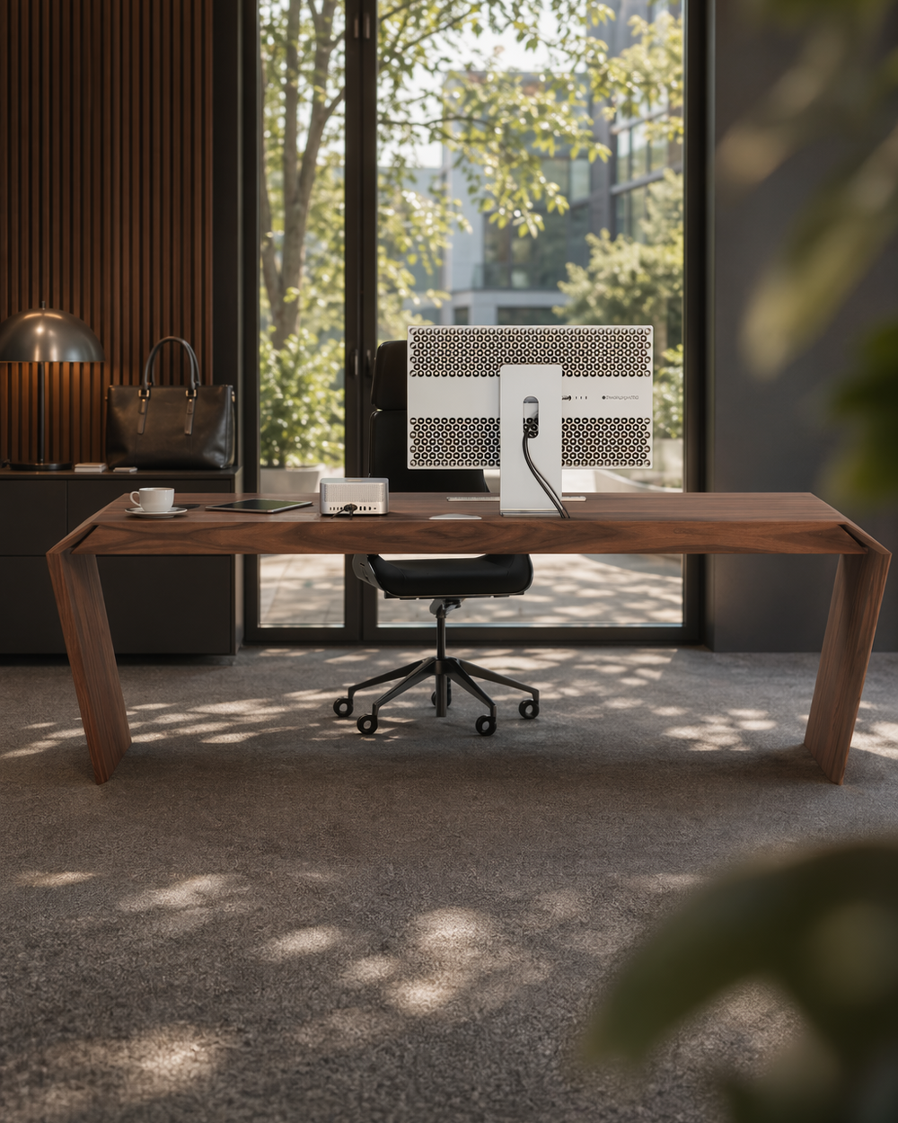 EDELHOLZ Massivholz-Schreibtisch in Deep Walnut in einem eleganten Büro mit Sideboard und Stadtblick.