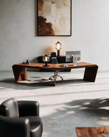 EDELHOLZ ArcPURE Schreibtisch in Deep Walnut, Frontalansicht des ArcPURE Eckschreibtischs mit Monitor, Tischleuchte und Sessel [finish:deep-walnut]