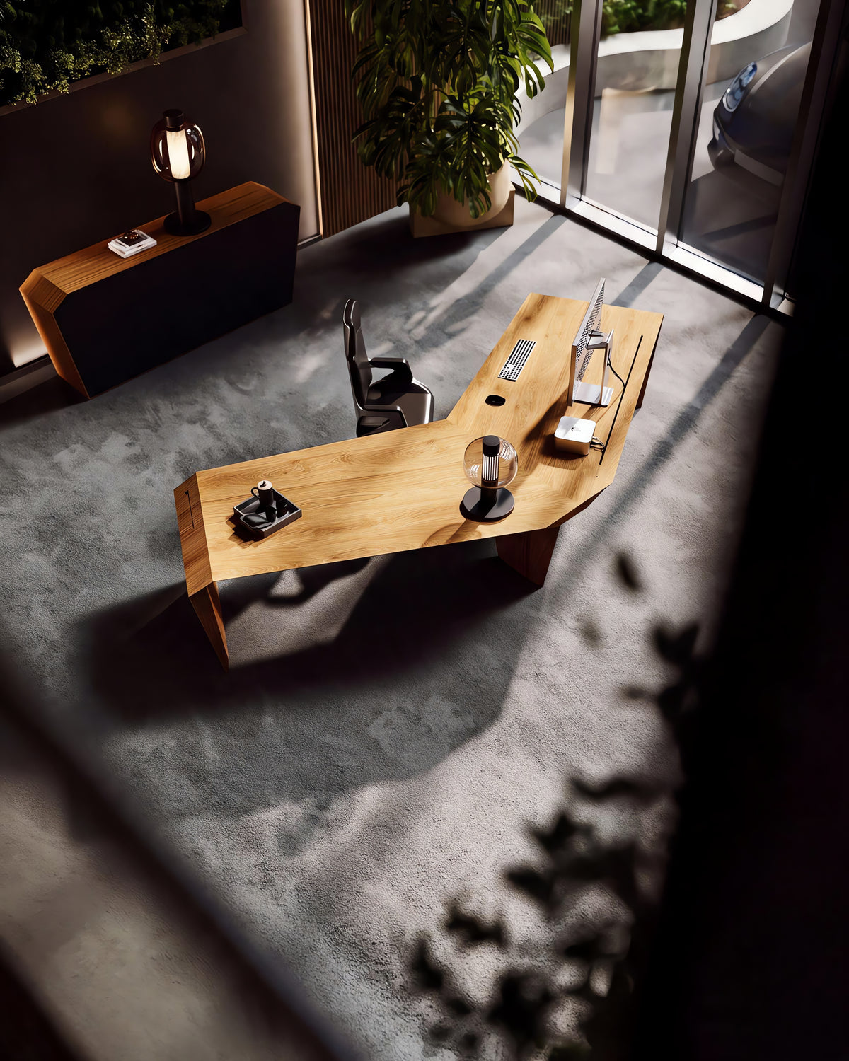 EDELHOLZ ArcPURE Schreibtisch in Golden Timber, Vogelperspektive auf den ArcPURE Eckschreibtisch mit Monitor, Tischleuchte und Bürostuhl [finish:golden-timber]
