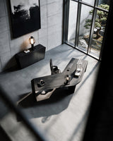 EDELHOLZ ArcPURE Schreibtisch in Midnight Noir, Vogelperspektive auf den ArcPURE Eckschreibtisch mit Monitor, Tischleuchte und Bürostuhl [finish:midnight-noir]