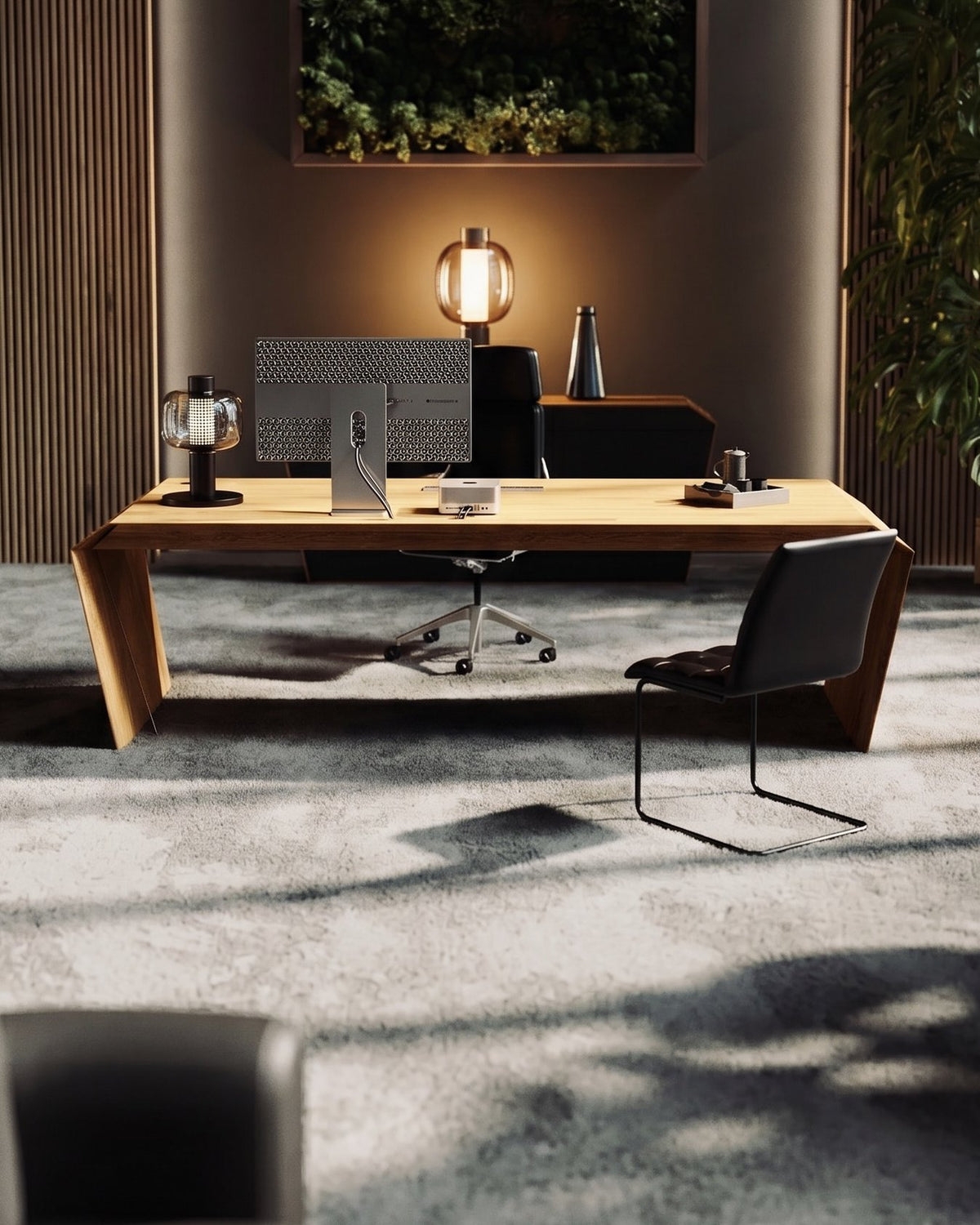 EDELHOLZ DeskPRO Schreibtisch in Golden Timber, Frontalansicht mit Monitor, Tischleuchte und Freischwinger [finish:golden-timber]