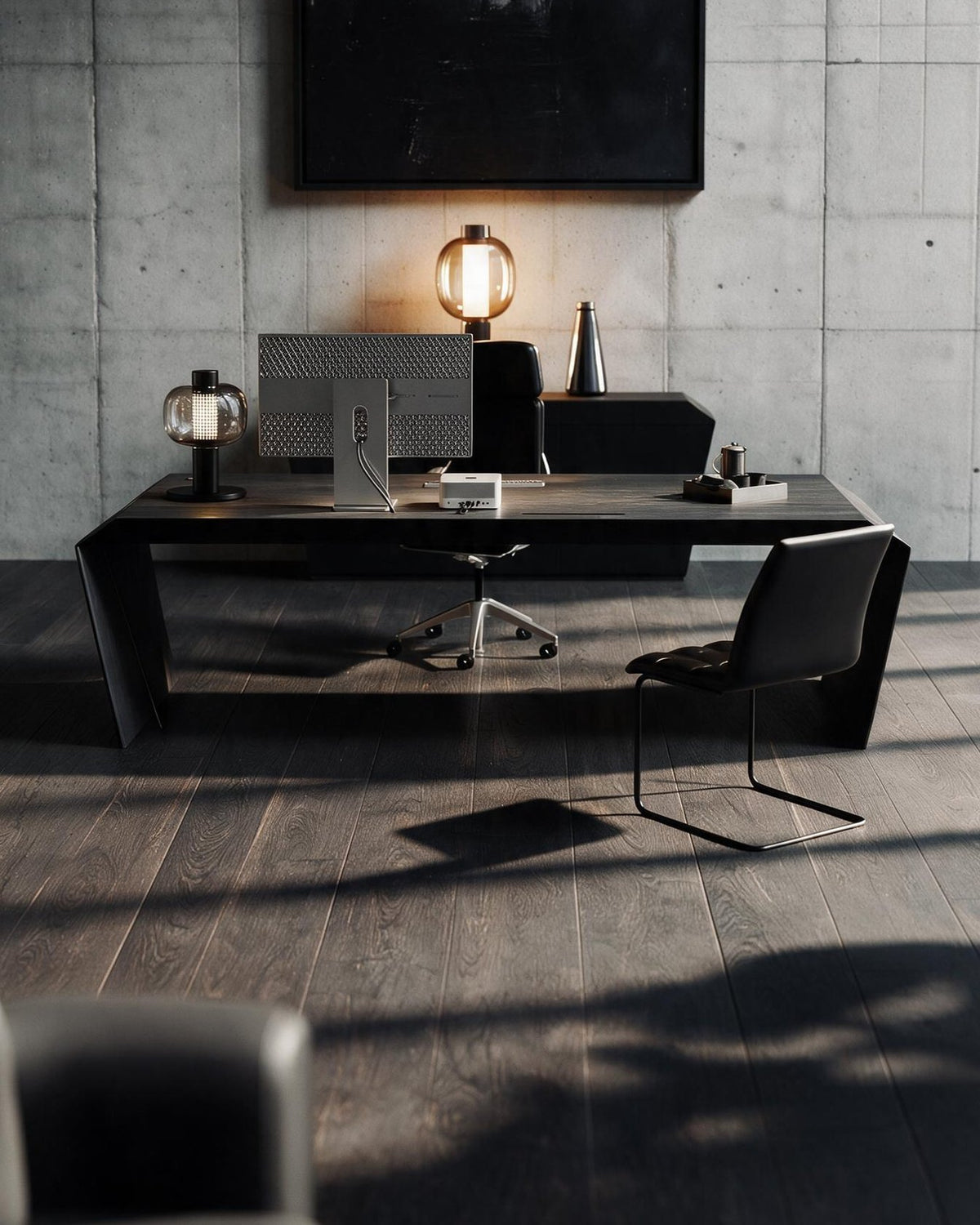 EDELHOLZ DeskPRO Schreibtisch in Midnight Noir, Frontalansicht mit Monitor, Tischleuchte und Freischwinger [finish:midnight-noir]