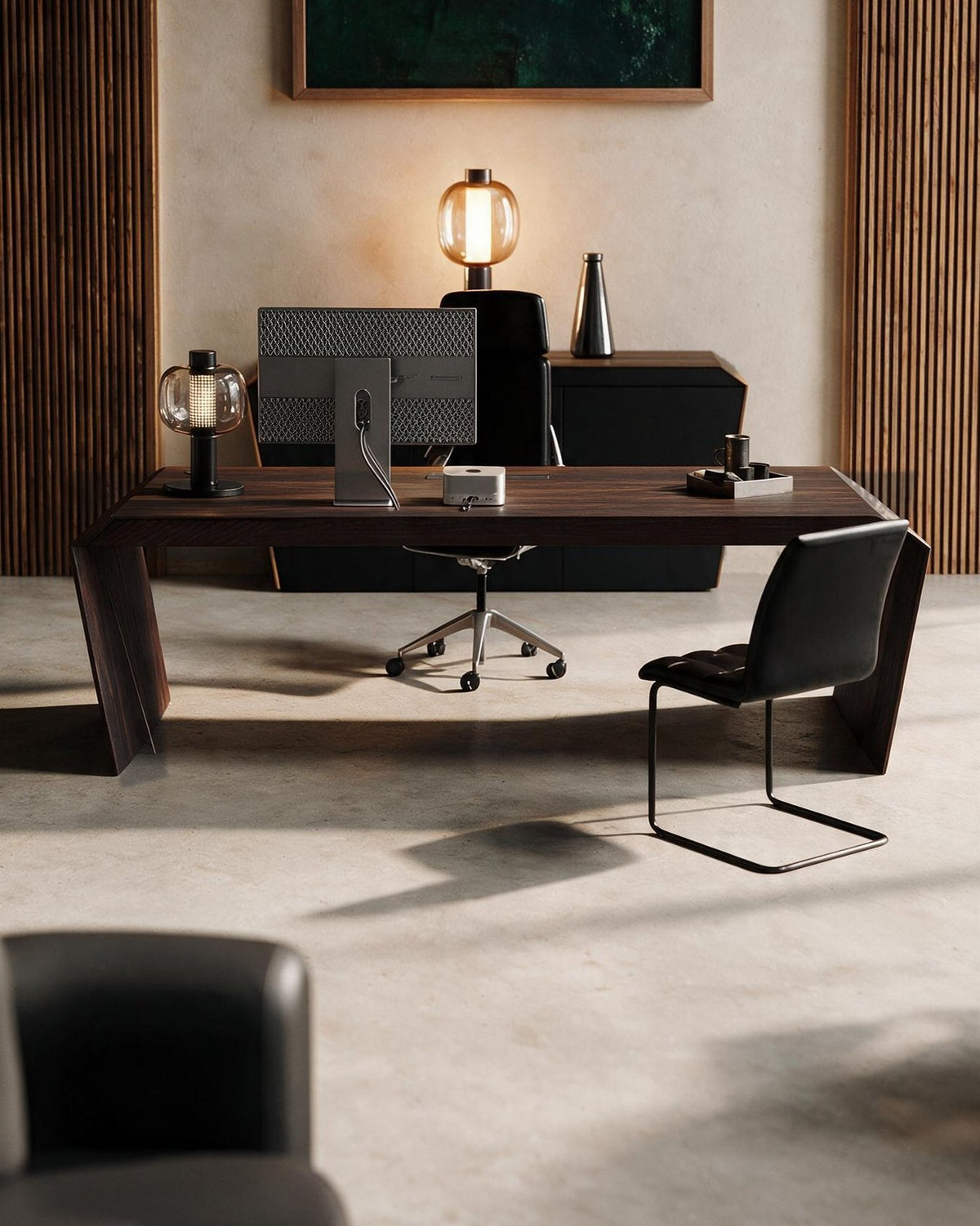 EDELHOLZ DeskPRO Schreibtisch in Smoked Amber, Frontalansicht mit Monitor, Tischleuchte und Freischwinger [finish:smoked-amber]