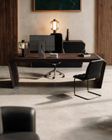 EDELHOLZ DeskPRO Schreibtisch in Smoked Amber, Frontalansicht mit Monitor, Tischleuchte und Freischwinger [finish:smoked-amber]