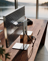 EDELHOLZ DeskPRO Schreibtisch in Deep Walnut, Nahaufnahme der Tischplatte mit Monitor, Tastatur und Waterfall-Kante [finish:deep-walnut]