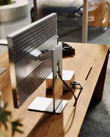EDELHOLZ DeskPRO Schreibtisch in Golden Timber, Nahaufnahme der Tischplatte mit Monitor, Tastatur und Waterfall-Kante [finish:golden-timber]