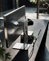 EDELHOLZ DeskPRO Schreibtisch in Midnight Noir, Nahaufnahme der Tischplatte mit Monitor, Tastatur und Waterfall-Kante [finish:midnight-noir]