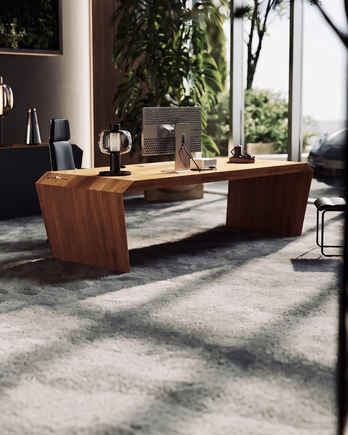 EDELHOLZ DeskPRO Schreibtisch in Golden Timber, Seitenansicht mit Monitor, Tischleuchte und Sessel im lichtdurchfluteten Büro [finish:golden-timber]