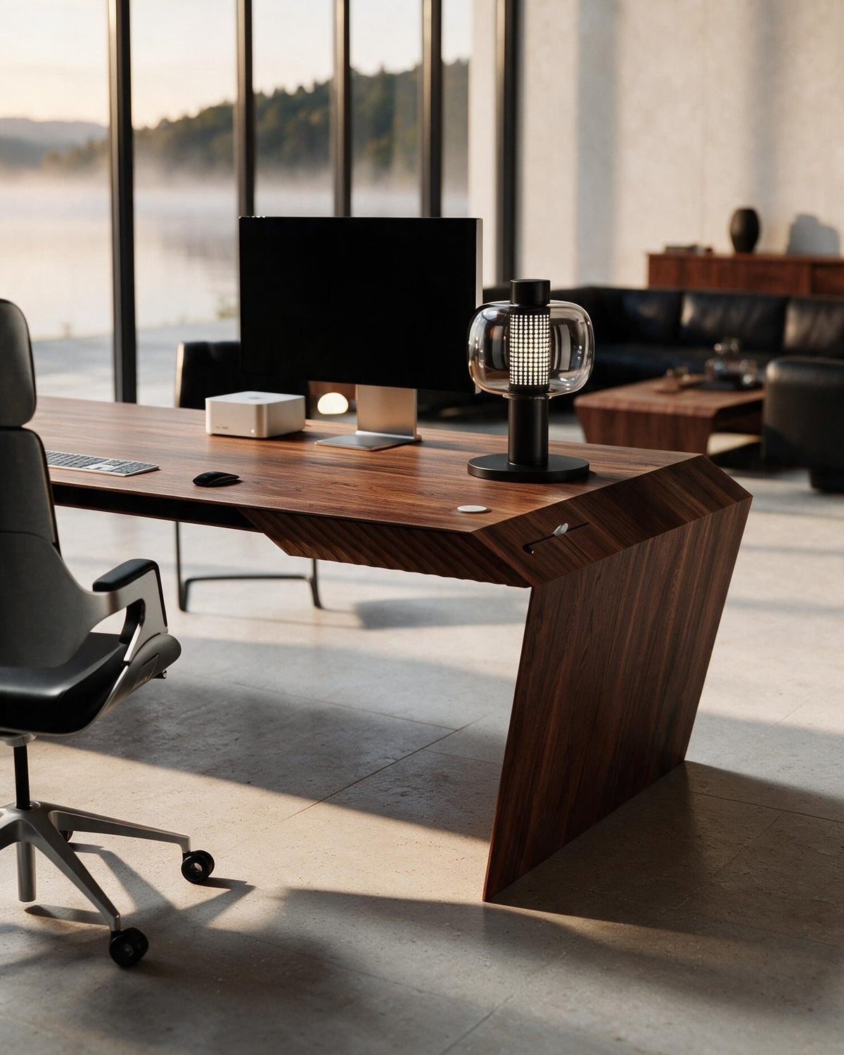 EDELHOLZ DeskPRO Schreibtisch in Deep Walnut, Raumansicht mit Bürostuhl, Monitor und Tischleuchte vor bodentiefen Fenstern [finish:deep-walnut]