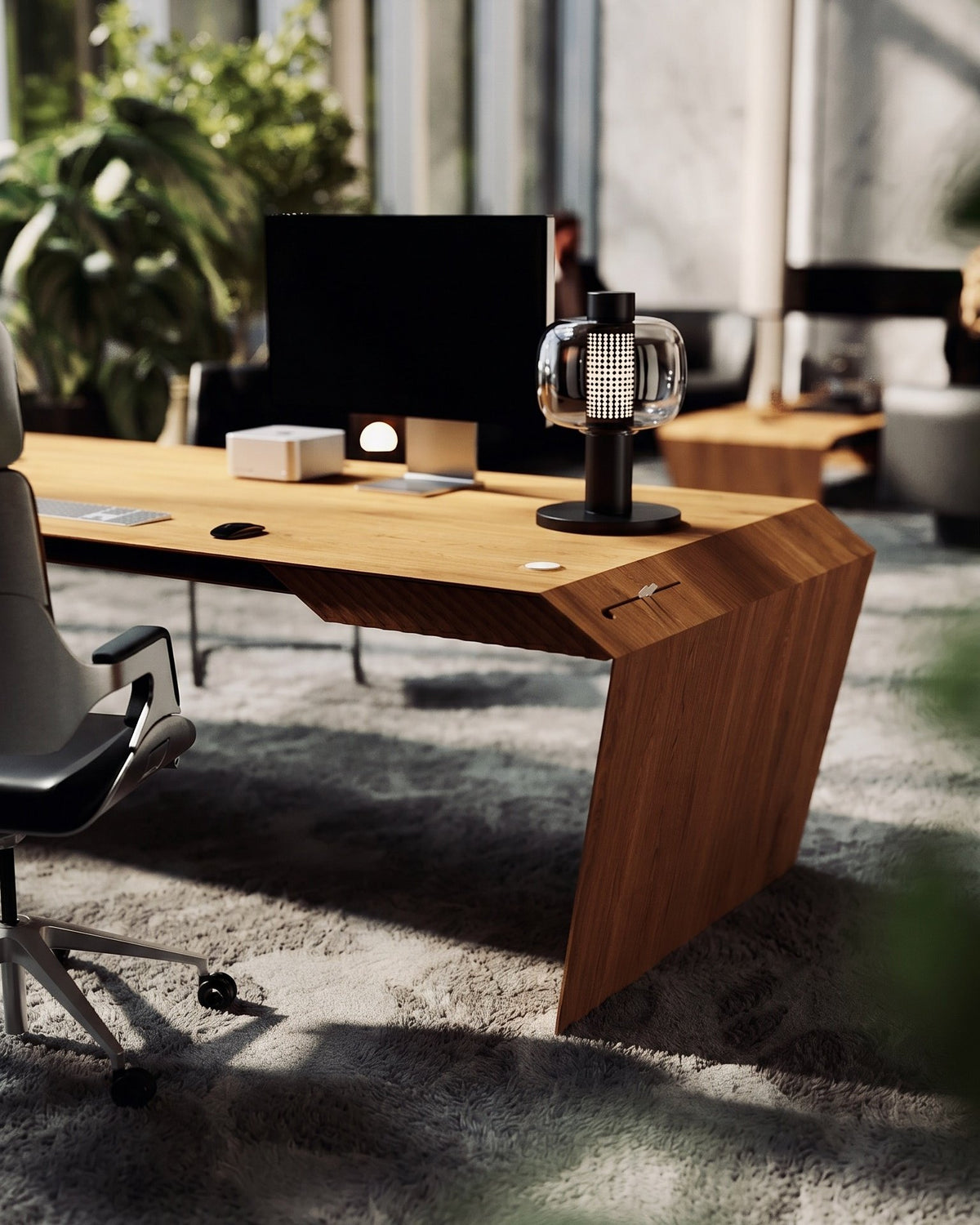 EDELHOLZ DeskPRO Schreibtisch in Golden Timber, Raumansicht mit Bürostuhl, Monitor und Tischleuchte vor bodentiefen Fenstern [finish:golden-timber]