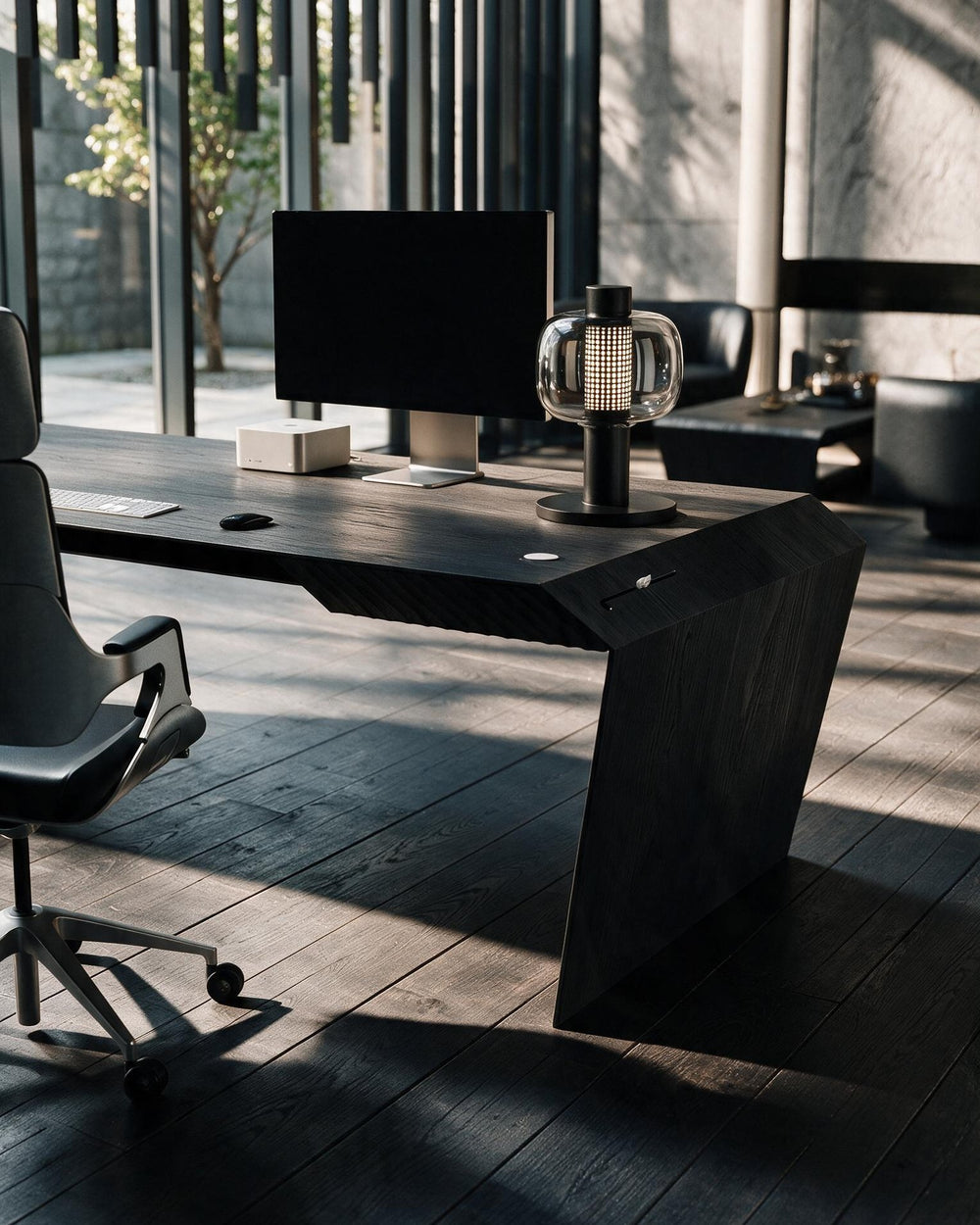EDELHOLZ DeskPRO Schreibtisch in Midnight Noir, Raumansicht mit Bürostuhl, Monitor und Tischleuchte vor bodentiefen Fenstern [finish:midnight-noir]