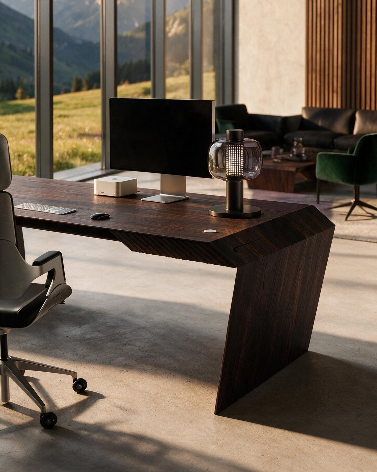 EDELHOLZ DeskPRO Schreibtisch in Smoked Amber, Raumansicht mit Bürostuhl, Monitor und Tischleuchte vor bodentiefen Fenstern [finish:smoked-amber]