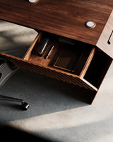 EDELHOLZ DeskPRO Schreibtisch in Deep Walnut, Detail der geöffneten CenterDRAW Schublade von schräg unten [finish:deep-walnut]