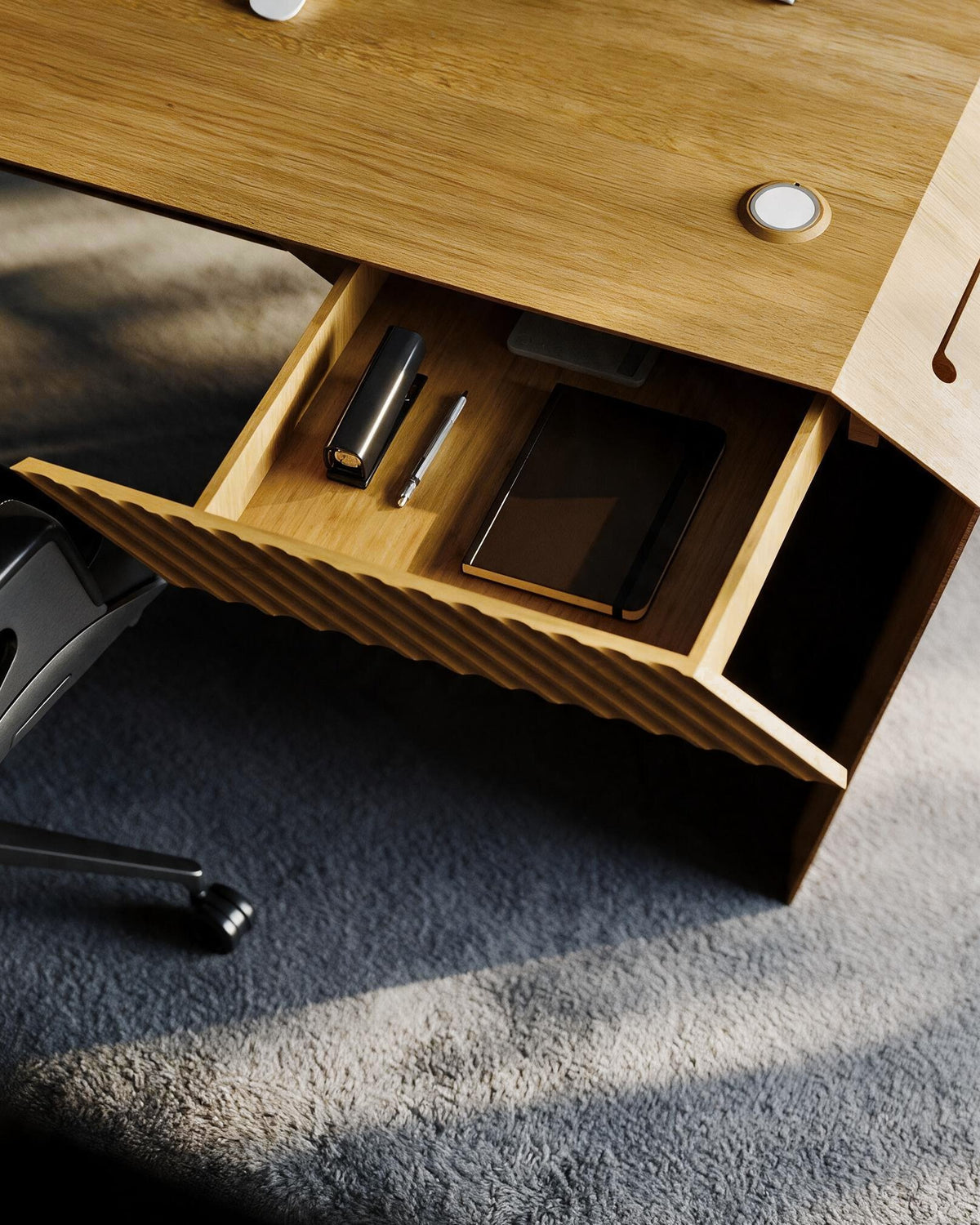 EDELHOLZ DeskPRO Schreibtisch in Golden Timber, Detail der geöffneten CenterDRAW Schublade von schräg unten [finish:golden-timber]