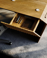 EDELHOLZ DeskPRO Schreibtisch in Golden Timber, Detail der geöffneten CenterDRAW Schublade von schräg unten [finish:golden-timber]